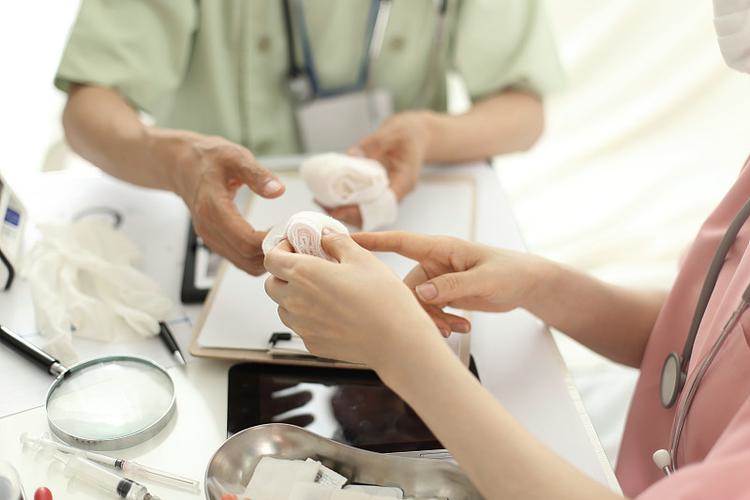 52歲男子突發腦出血走了！醫生怒斥：吃降壓藥時候「沒有注意這3點！」