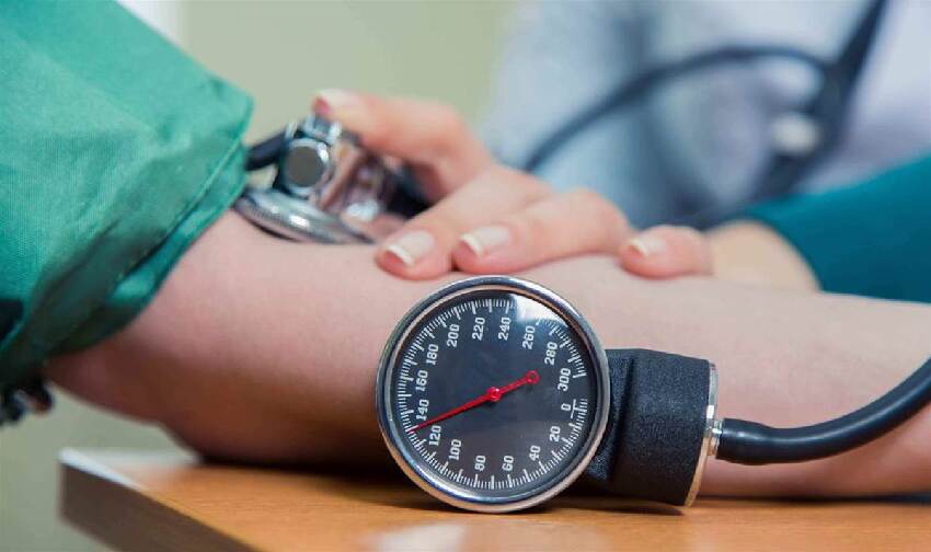 52歲男子突發腦出血走了！醫生怒斥：吃降壓藥時候「沒有注意這3點！」