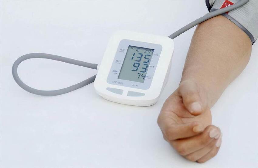 52歲男子突發腦出血走了！醫生怒斥：吃降壓藥時候「沒有注意這3點！」