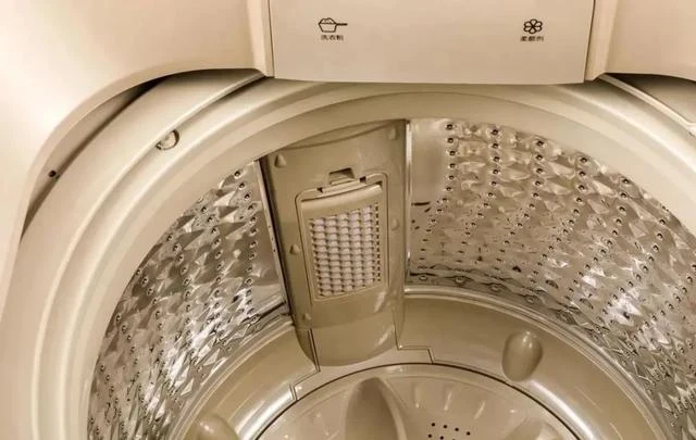 用完洗衣機，蓋子要開著還是關著？很多人做錯，難怪衣服洗不幹凈