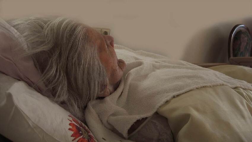 被到送養老院！86歲嬤「因女兒一句話」狂打自己巴掌，崩潰喊「誰都嫌棄我」真相卻讓人搖頭