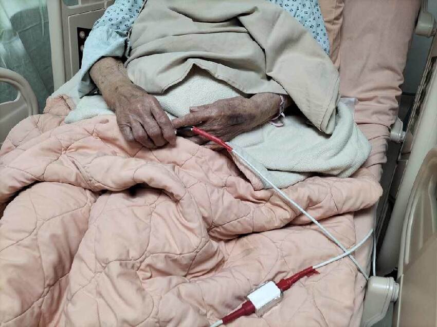 被到送養老院！86歲嬤「因女兒一句話」狂打自己巴掌，崩潰喊「誰都嫌棄我」真相卻讓人搖頭