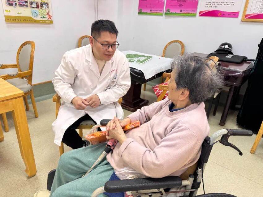 被到送養老院！86歲嬤「因女兒一句話」狂打自己巴掌，崩潰喊「誰都嫌棄我」真相卻讓人搖頭