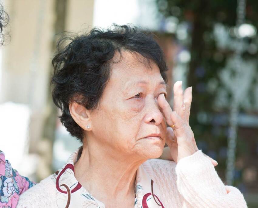 被到送養老院！86歲嬤「因女兒一句話」狂打自己巴掌，崩潰喊「誰都嫌棄我」真相卻讓人搖頭
