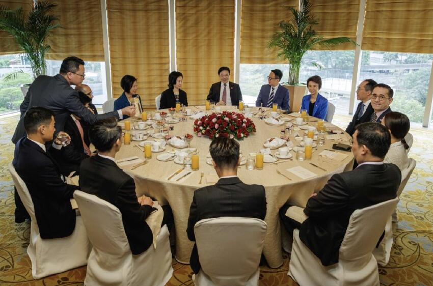 香港頂級富二代共進早餐，何超瓊李澤楷坐中間，霍啟剛鄭志雯也在