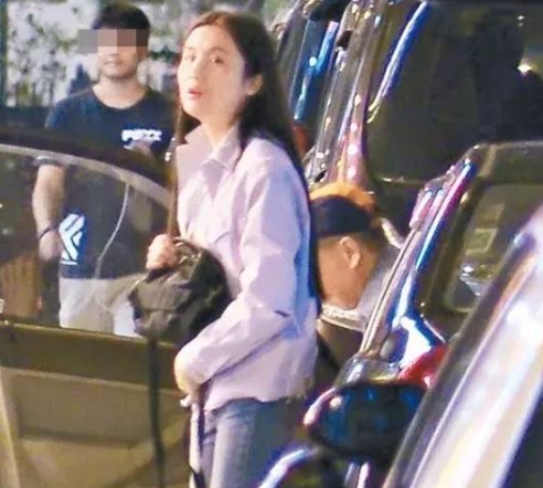 80歲港星只戀愛不結婚，和小40歲女友交往卻不認賬，還內涵何伯！