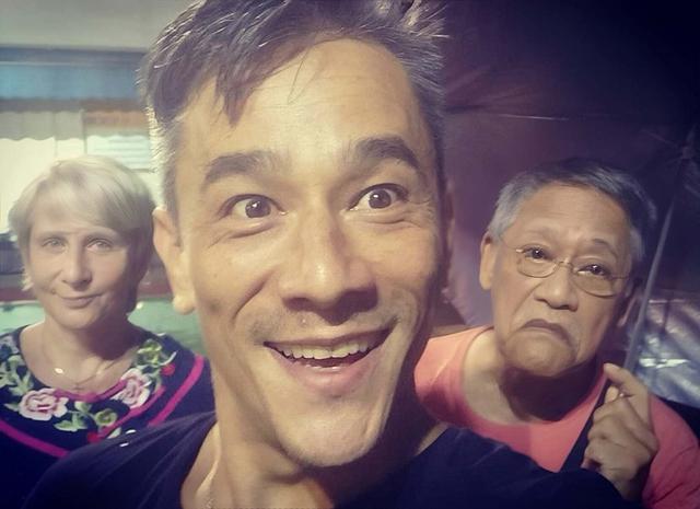 香港知名星二代不到50歲滿頭白髮，無房無車遭嫌棄，至今未結婚