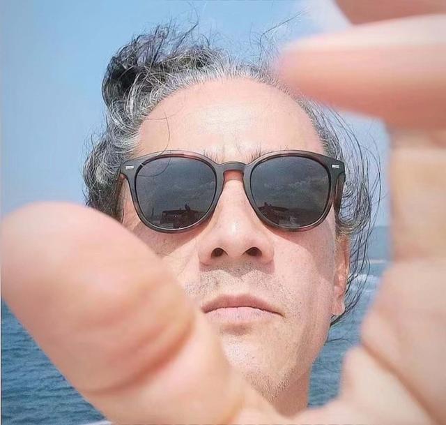 香港知名星二代不到50歲滿頭白髮，無房無車遭嫌棄，至今未結婚