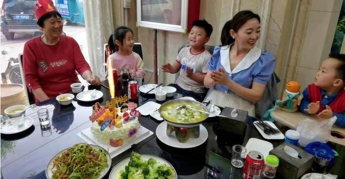 丈母娘生日，「全家坐著閒聊」女婿自覺下廚做飯，「飯吃到一半」岳父怒掀桌子：已經做到仁至義盡了