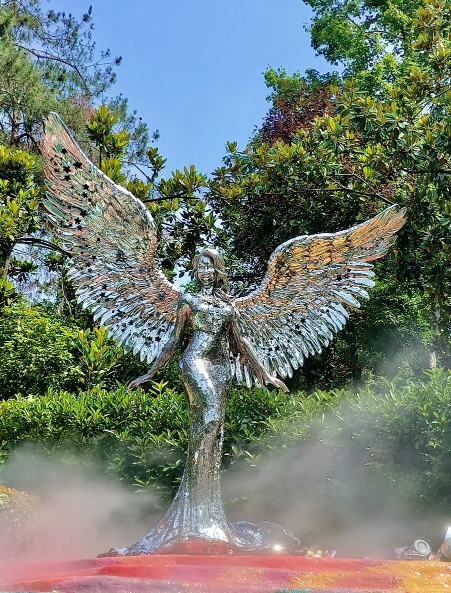 李玟雕像在武漢揭幕，銀光閃閃美如天使，86歲母親戴黑手套現身