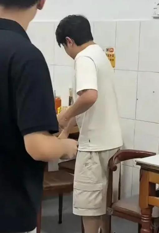 過氣男明星在廣西突然進店吃飯要清場，同伴態度囂張，顧客不幹了