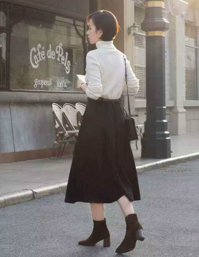 女人50歲後別穿這3種鞋了,不好搭配還顯廉價,換成另外3種更時髦