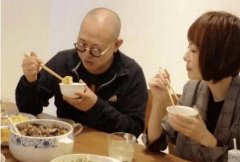 魯豫去李連杰家吃飯,吃了一片臘肉還想吃,李連杰:你剛才的那一口,至少要200元!