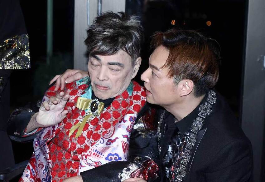 曾經叱吒歌壇！72歲大咖歌王「臥病床掉肉50公斤」近況曝光「獨自住養老院」：一度發病危通知