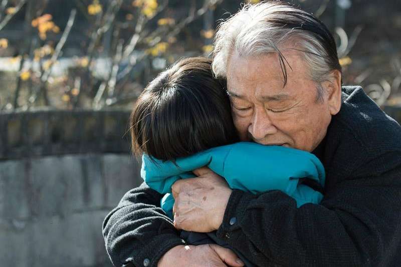 5歲女兒哭訴「晚上有人壓我」　爸半信半疑裝監視器…一看心痛愧疚
