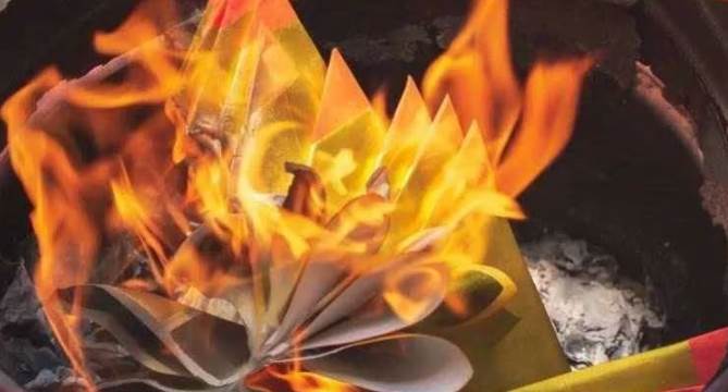 人死後沒人燒紙錢， 會在陰間沒錢！花嗎？ 陰間還魂的通靈人，爆出震撼真相