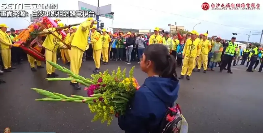 進香到一半！黑衣女「突攔下鑾轎」跪求繞路3公里　「媽祖停留2分鐘」下一幕大家嘖嘖稱奇