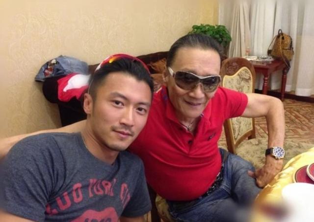 謝賢辭靈禮被曝僅三人出席，張柏芝安排長子回港盡孝，王菲沒現身