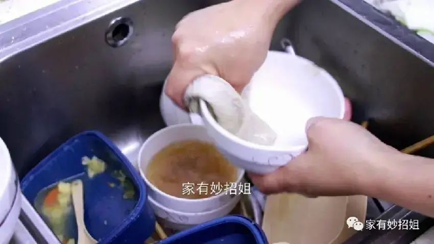這樣洗碗等於吃「細菌」,好多家庭都有的錯誤,看完提示家人改改