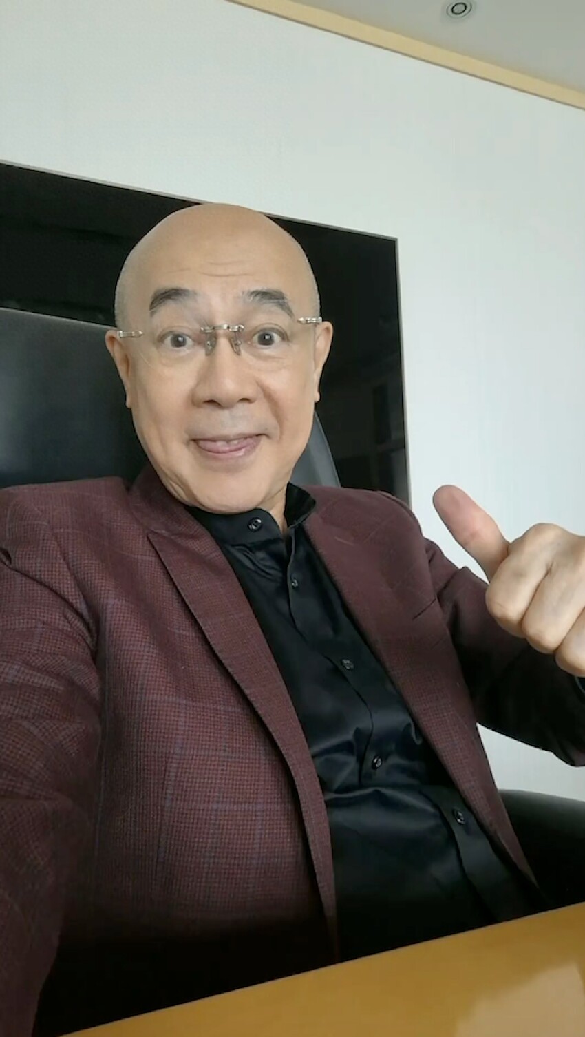 TVB男星開工近照曝光，為供女兒英國讀碩士，不退休繼續拍戲掙錢