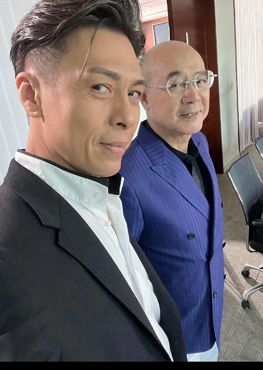 TVB男星開工近照曝光，為供女兒英國讀碩士，不退休繼續拍戲掙錢