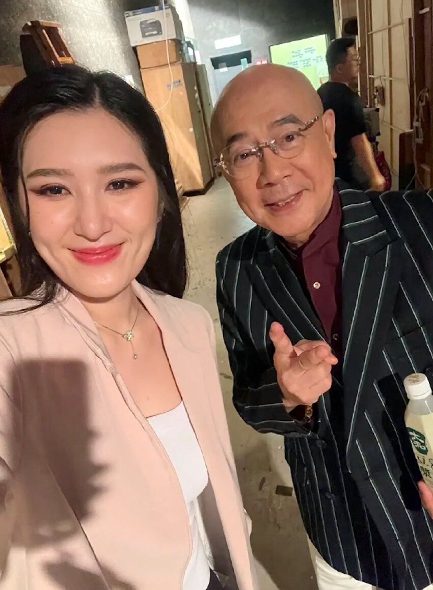 TVB男星開工近照曝光，為供女兒英國讀碩士，不退休繼續拍戲掙錢