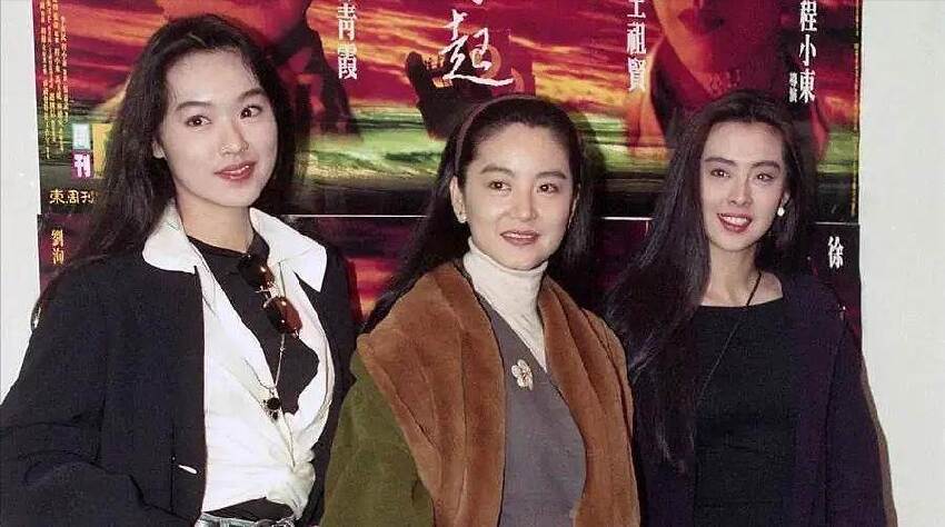 照片中三位演員「左邊這位叫什麼」穿白襯衫牛仔褲，竟能「艷壓」王祖賢和林青霞！