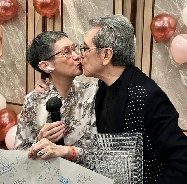姜大衛妻子因肺炎險離世!患大腸癌積極治療,結婚半世紀恩愛如初