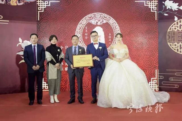 爸爸撿回收被看不起！結婚當天「岳父當場嫌他髒」 爸爸羞愧低頭「下秒飯店老闆出來」換岳父臉紅了