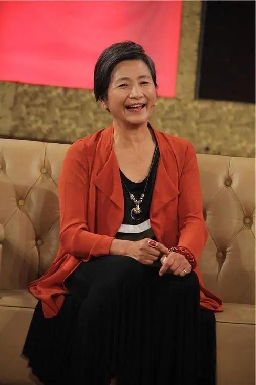 鄭佩佩的一生：8次懷孕4次流產，離婚時凈身出戶，78歲在美國離世