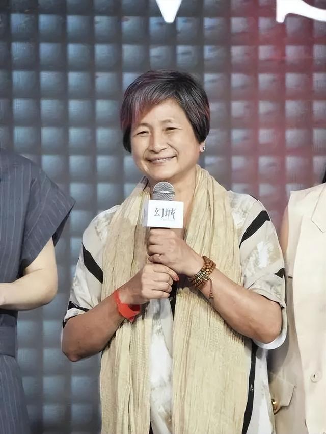 鄭佩佩的一生：8次懷孕4次流產，離婚時凈身出戶，78歲在美國離世