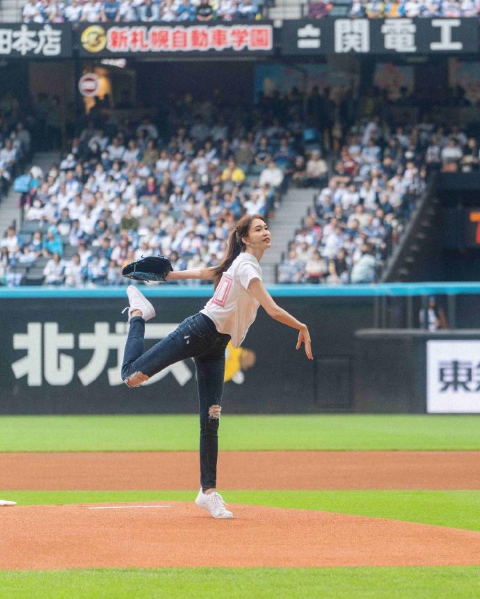 林志玲棒球賽開球，在球場上跳舞太可愛，身材比韓國女愛豆還好