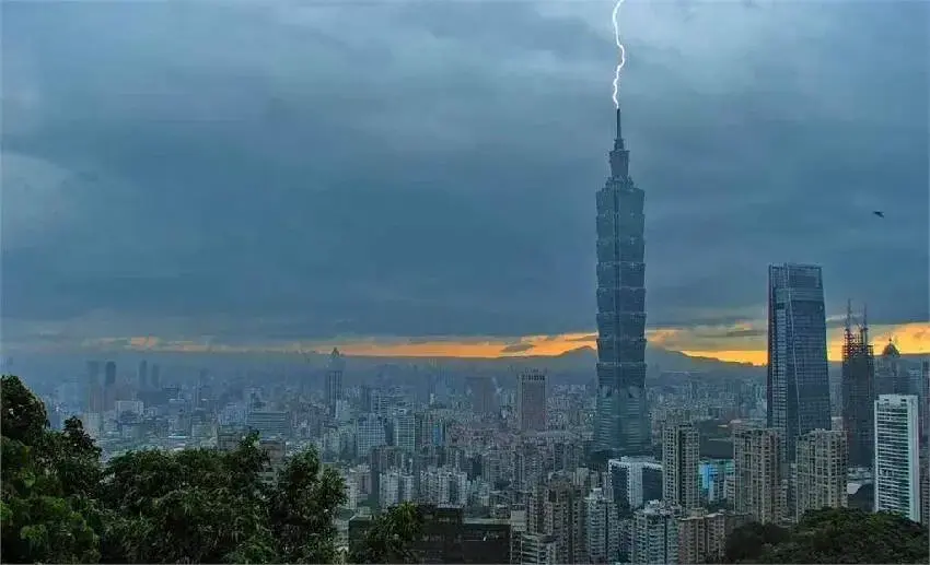 警告！10+級風暴狂襲台灣，強冷氣團+雷雨夾擊，災情大爆發！