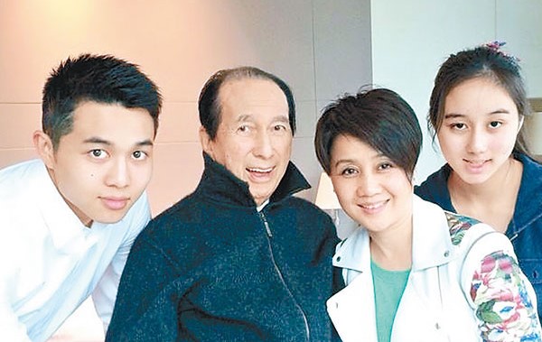 何猷亨與新女友近照曝光，相互依偎笑得甜蜜，女方一頭長發好斯文