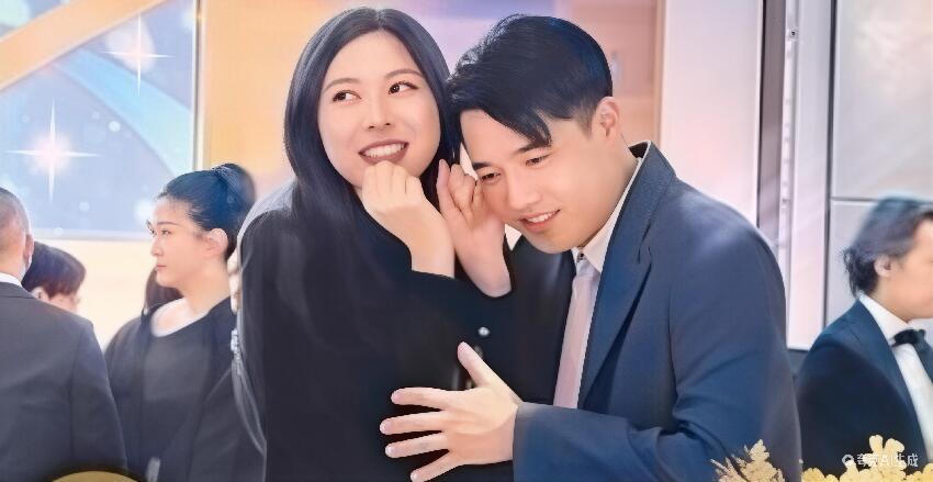 何猷亨與新女友近照曝光，相互依偎笑得甜蜜，女方一頭長發好斯文