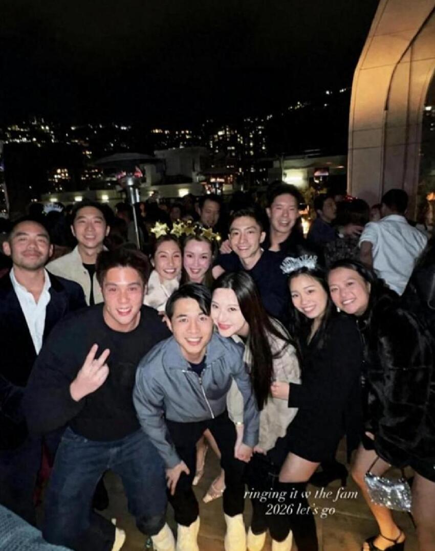 何猷亨與新女友近照曝光，相互依偎笑得甜蜜，女方一頭長發好斯文