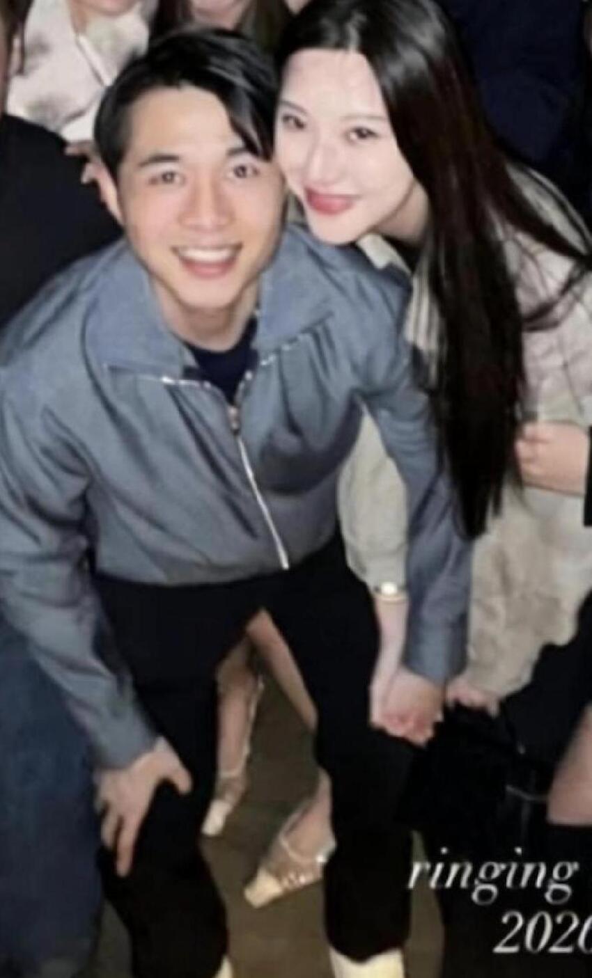 何猷亨與新女友近照曝光，相互依偎笑得甜蜜，女方一頭長發好斯文