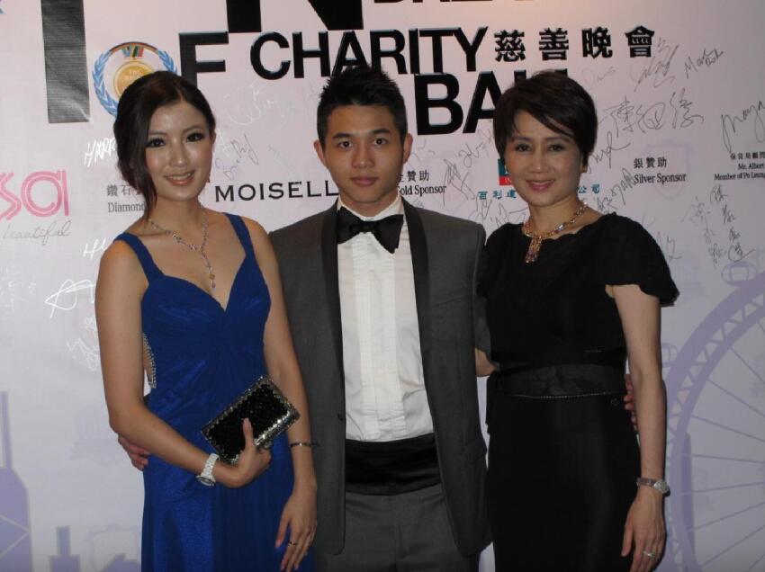 何猷亨與新女友近照曝光，相互依偎笑得甜蜜，女方一頭長發好斯文