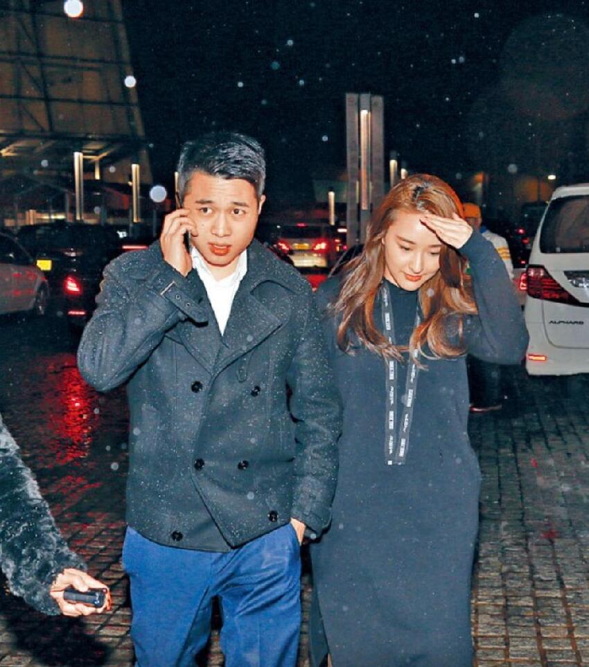 何猷亨與新女友近照曝光，相互依偎笑得甜蜜，女方一頭長發好斯文