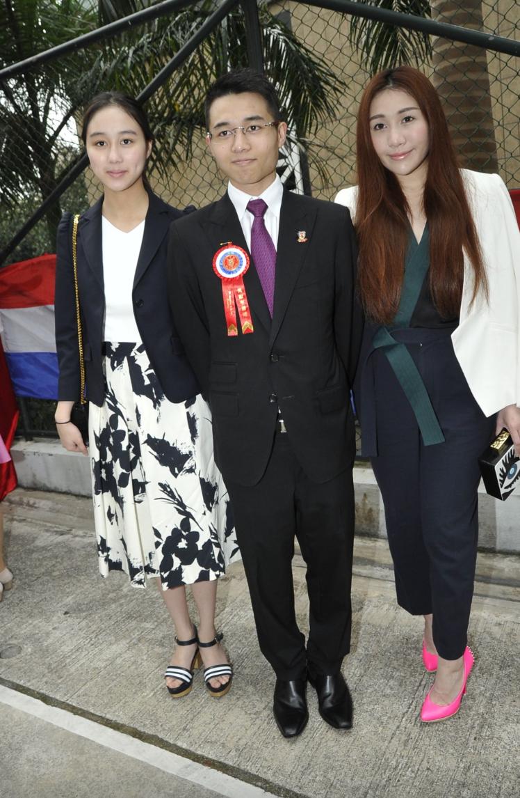 何猷亨與新女友近照曝光，相互依偎笑得甜蜜，女方一頭長發好斯文