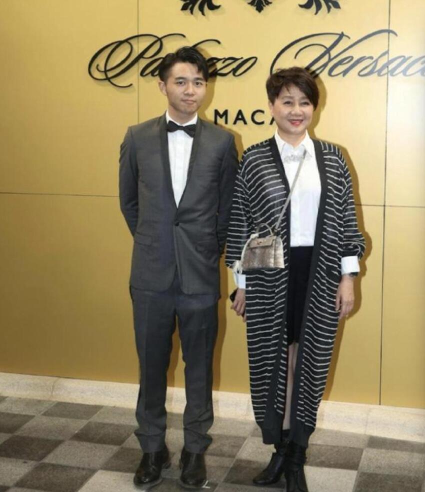 何猷亨與新女友近照曝光，相互依偎笑得甜蜜，女方一頭長發好斯文