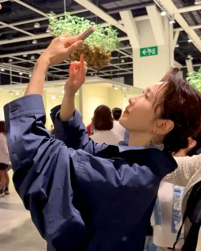 54黎姿帶女兒看展，母女倆摟腰搭肩似閨蜜，15歲女兒跟媽媽一樣高