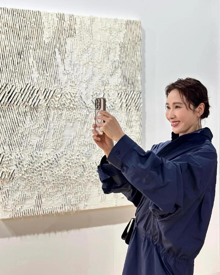 54黎姿帶女兒看展，母女倆摟腰搭肩似閨蜜，15歲女兒跟媽媽一樣高