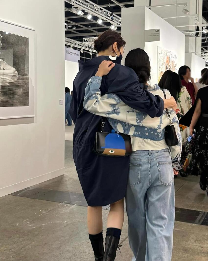 54黎姿帶女兒看展，母女倆摟腰搭肩似閨蜜，15歲女兒跟媽媽一樣高