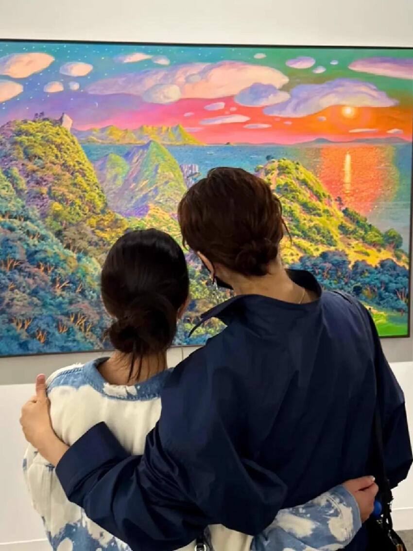 54黎姿帶女兒看展，母女倆摟腰搭肩似閨蜜，15歲女兒跟媽媽一樣高