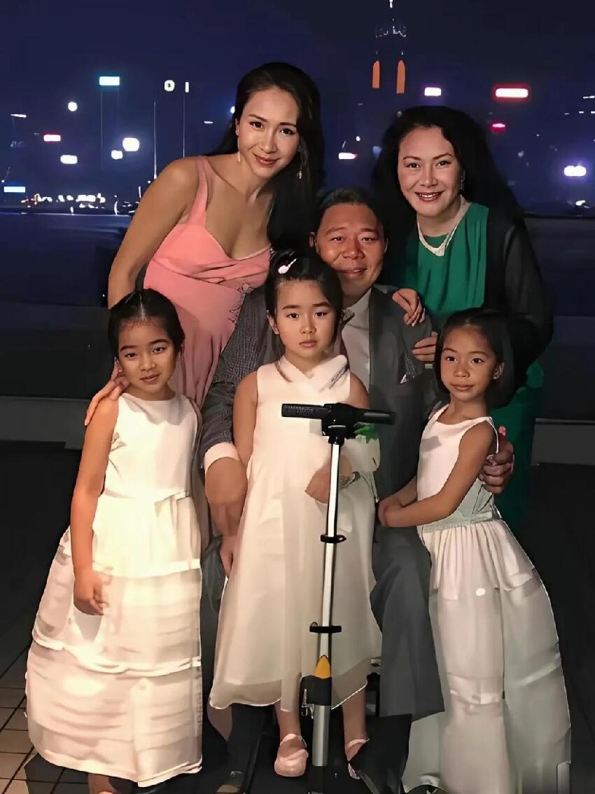 54黎姿帶女兒看展，母女倆摟腰搭肩似閨蜜，15歲女兒跟媽媽一樣高