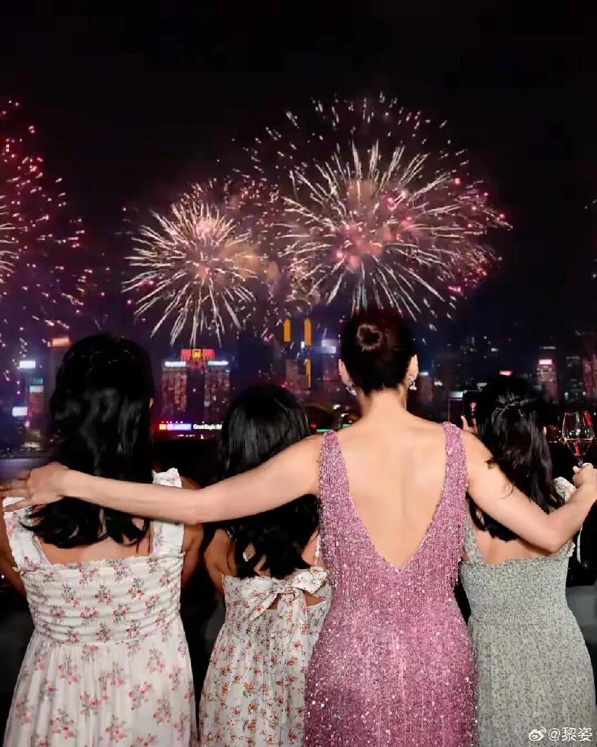 54黎姿帶女兒看展，母女倆摟腰搭肩似閨蜜，15歲女兒跟媽媽一樣高