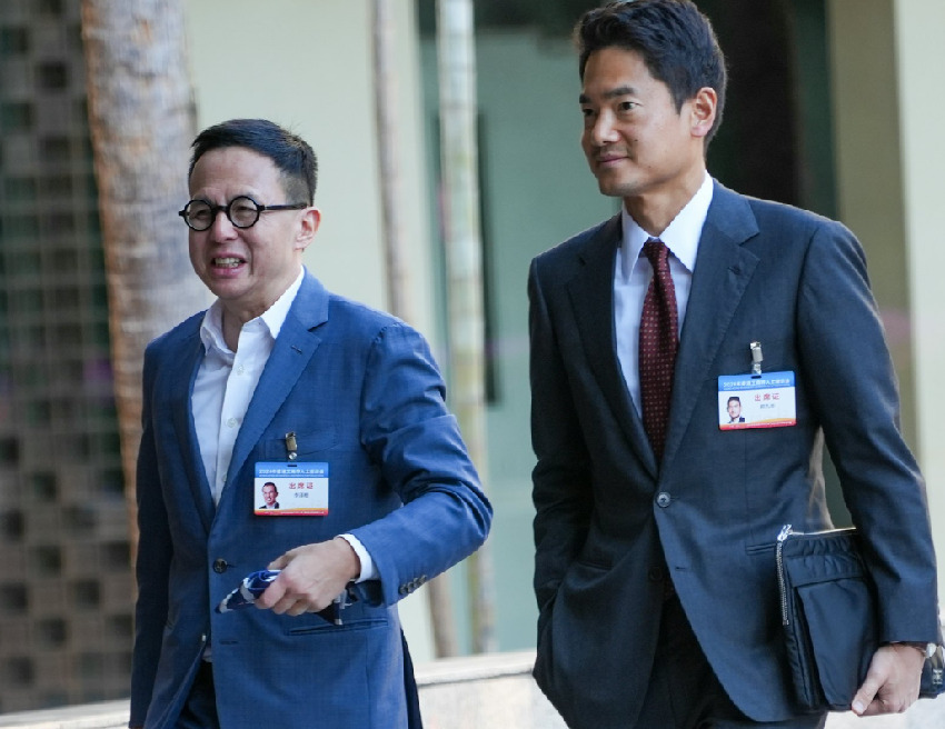 香港四大家族雲集深圳，李澤楷手拿背包笑容燦爛，何超瓊戴老花鏡