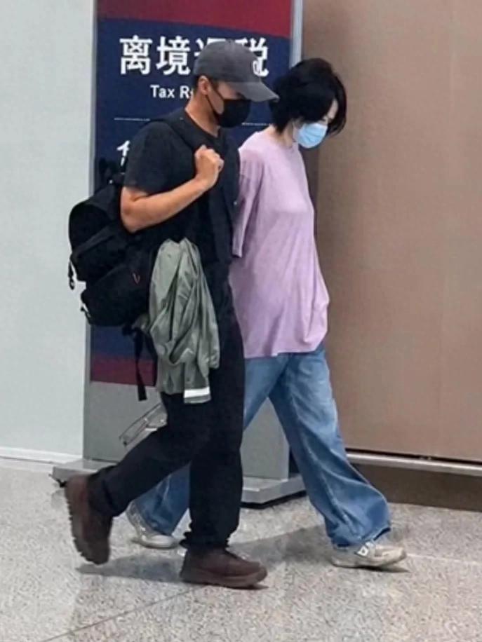 偶遇王菲謝霆鋒現身機場，十指緊扣恩愛甜蜜，56歲王菲打扮減齡