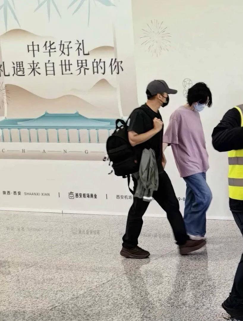 偶遇王菲謝霆鋒現身機場，十指緊扣恩愛甜蜜，56歲王菲打扮減齡